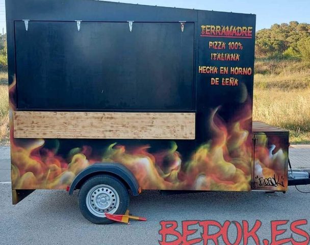 Remolque de pizzas decorado con graffiti de llamas y rotulación artesanal estilo street food italiano.