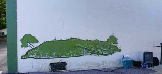Huellas de manos en mural escolar infantil Mural infantil con huellas de manos verdes realizado en el CEIP Besana de Granada