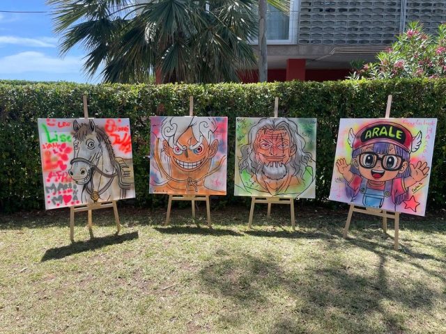 Cuadros de graffiti inspirados en One Piece, Arale y un caballo realizados durante un taller.