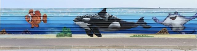Mural marino con orca Graffiti de orca y raya marina en mural de arte urbano costero