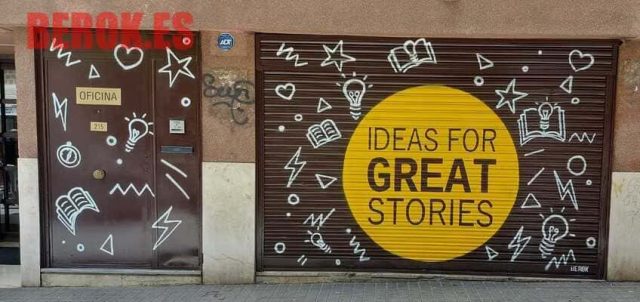 Graffiti creativo en persiana con el mensaje Ideas for Great Stories y dibujos de bombillas y libros.