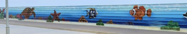 Mural de tortuga y arrecife Pintura mural con tortuga marina y peces tropicales en graffiti submarino