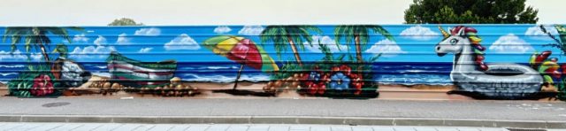 Barca y pato junto al mar Barca tradicional y pato en mural costero de Cubelles