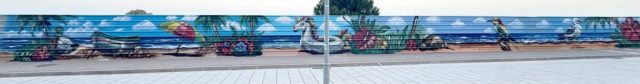 Mural tropical de playa Graffiti de playa tropical en mural de arte urbano junto al mar en Cubelles