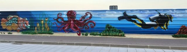 Street art submarino Graffiti marino con pulpo gigante y submarinista en mural decorativo de Cubelles