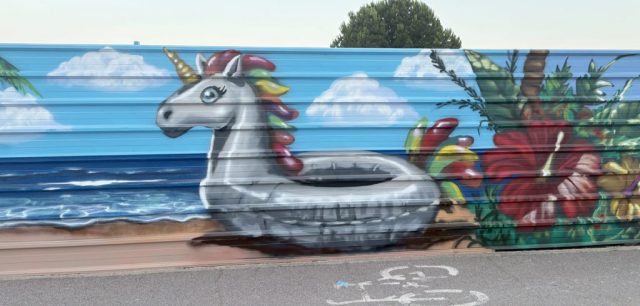 Unicornio flotador en la playa Flotador de unicornio pintado en mural de playa en Cubelles