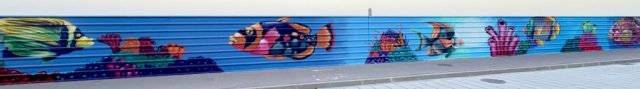Mural de peces tropicales marinos Graffiti de peces tropicales y corales en las playas de Las Salinas y Las Gavinas situada entre Cubelles