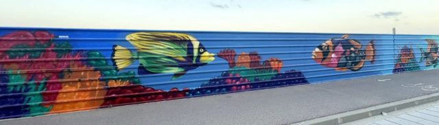 Peces tropicales y arrecife Peces tropicales pintados en mural marino de Cubelles