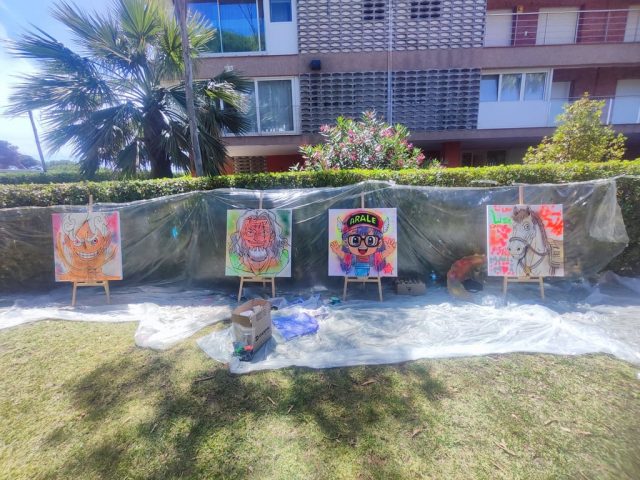 Lienzos de graffiti con personajes de anime preparados para un taller creativo.