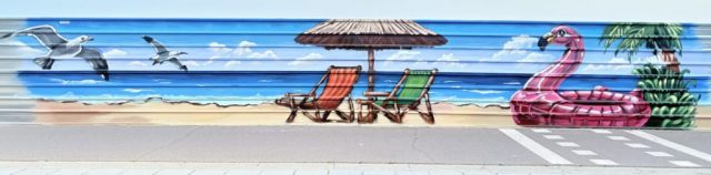 Gaviotas y flamenco rosa Gaviotas y flamenco hinchable en mural de playa de Cubelles