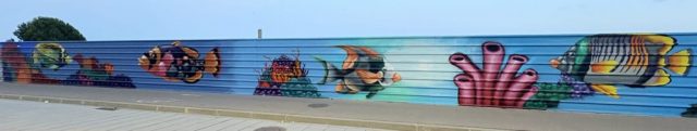 Mural de peces tropicales marinos Graffiti de peces tropicales y corales en las playas de Las Salinas y Las Gavinas situada entre Cubelles