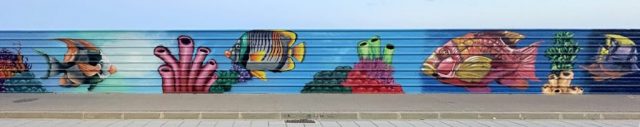 Mural de peces tropicales Graffiti submarino con peces tropicales y arrecife de coral en Cubelles