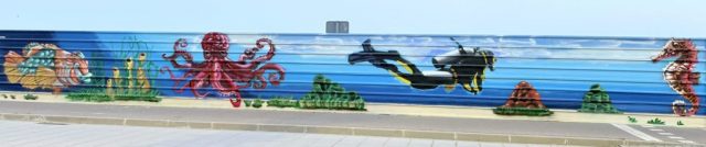 Graffiti de pulpo y submarinista Mural de arte urbano con pulpo gigante y buceador submarino en Cubelles
