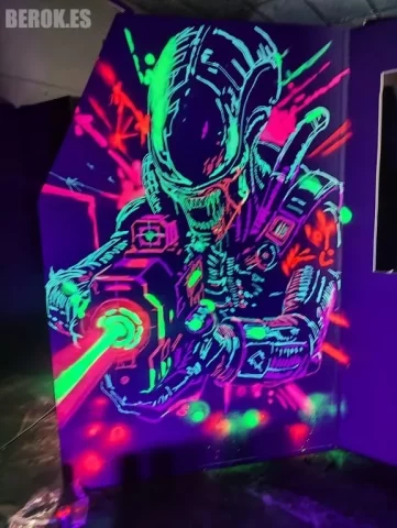 Mural Fluorescente de Xenomorph - Graffiti UV Reactivo Alien Mural fluorescente de Xenomorph Alien pintado con sprays UV, efecto glow en sala de juegos