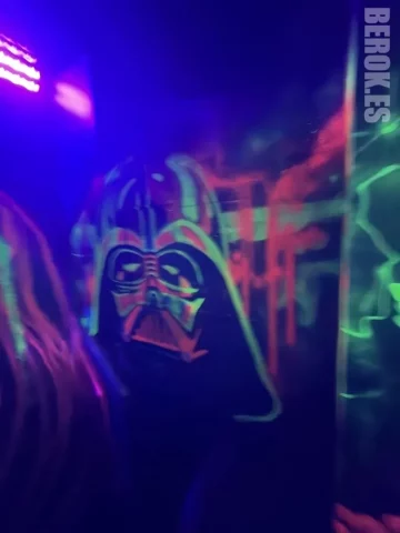 Mural Fluorescente de Darth Vader - Graffiti UV Reactivo Mural fluorescente de Darth Vader pintado con sprays UV, efecto glow bajo luz negra