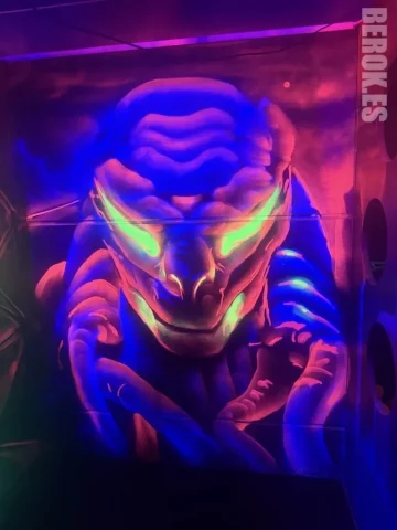 Mural Fluorescente de Criatura Alienígena en Azul Neón Mural fluorescente de criatura alienígena en tonos azules y morados pintado con spray flúor