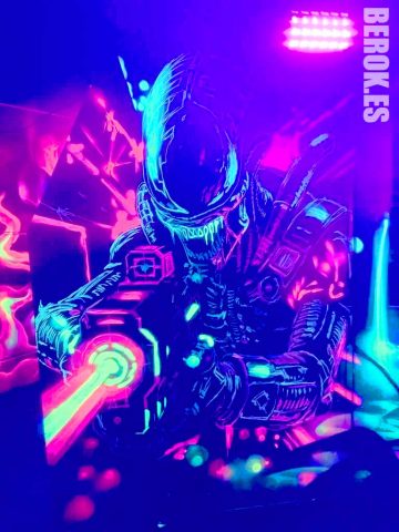 Graffiti Fluorescente del Alien Xenomorfo con Arma Futurista Graffiti fluorescente del Alien Xenomorfo empuñando un arma futurista en sala láser tag
