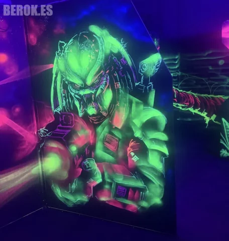 Mural Fluorescente de Predator en Verde Neón para Láser Tag Mural fluorescente de Predator en verde neón pintado con spray flúor en esquina de sala