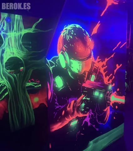 Mural Fluorescente Soldado Laser Tag - Pintura UV Reactiva con Sprays Mural fluorescente de soldado táctico en laser tag pintado con sprays UV, efecto glow negro luminiscente