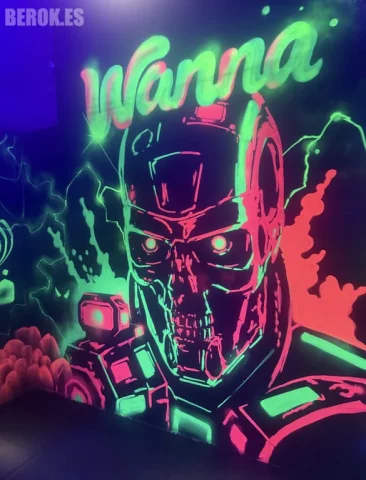 Mural Fluorescente Robot Terminator con Letras Flúor "Wanna" Mural fluorescente de robot terminator con calavera metálica pintado con spray flúor