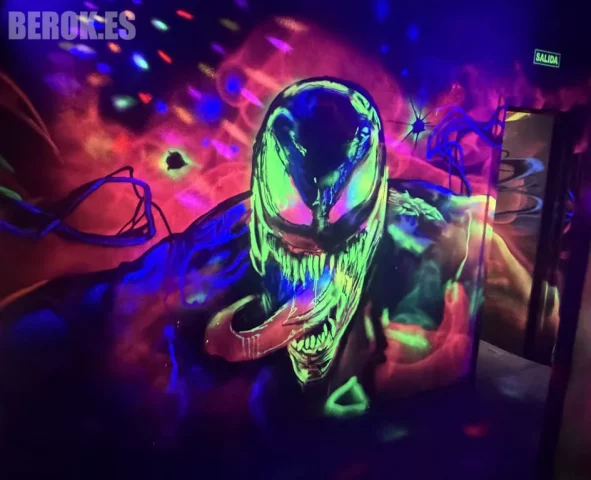 Mural Venom Fluorescente con Sprays Flúor para Láser Tag Mural de Venom fluorescente pintado con spray flúor en pista de láser tag