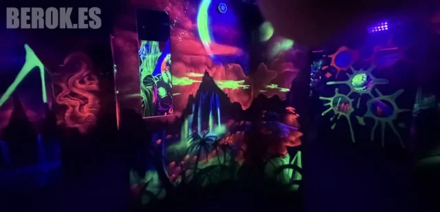 Graffiti paisaje alienígena fluorescente UV Graffiti fluorescente de paisaje alienígena con cascada, luna, vegetación y planeta pintado con pintura UV para Laser Tag.