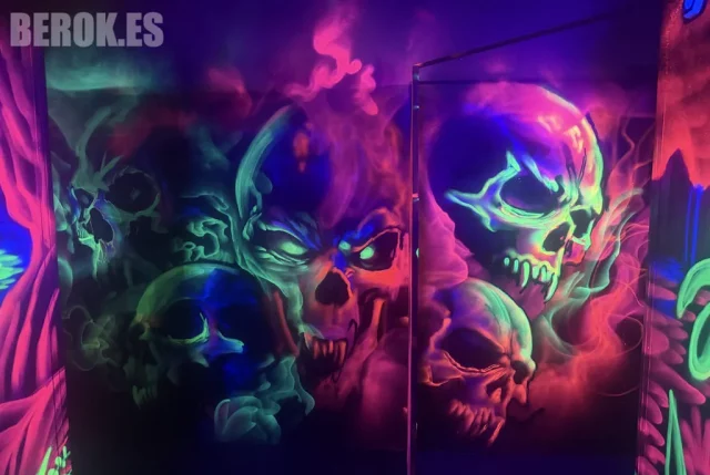 Graffiti calaveras fluorescentes UV Graffiti fluorescente de calaveras fantasmales pintadas con pintura UV para decoración de Laser Tag y Halloween.