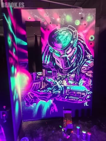 Graffiti Predator fluorescente Laser Tag Graffiti fluorescente de Predator con cañón futurista pintado con pintura UV para Laser Tag.