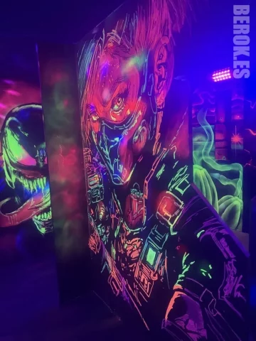 Graffiti soldado cyberpunk fluorescente Laser Tag Graffiti fluorescente de soldado futurista cyberpunk con máscara táctica pintado con pintura UV para Laser Tag.