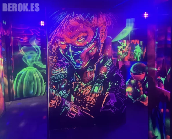 Graffiti soldado futurista femenina fluorescente Graffiti fluorescente de soldado futurista femenina con máscara táctica pintado con pintura UV para Laser Tag.