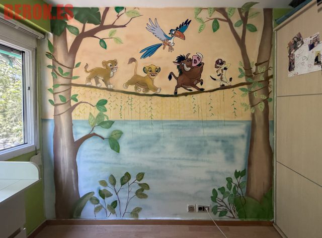 Mural infantil del Rey León con Simba, Nala, Timón, Pumba y Zazú pintado en una habitación con árboles y vegetación de la sabana.