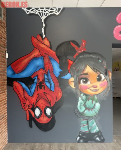 Mural con Spider-Man de Marvel y Vanellope von Schweetz de Rompe Ralph pintados sobre una pared con estilo cartoon y colores intensos.