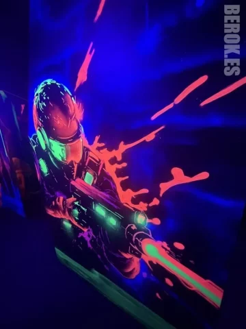Graffiti soldado futurista Laser Tag fluorescente Graffiti fluorescente de soldado futurista con rifle láser pintado con pintura UV para Laser Tag.