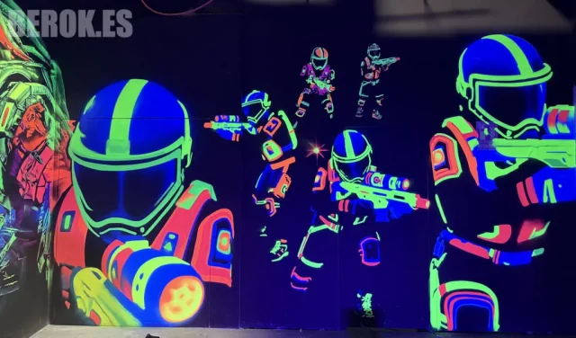Graffiti jugadores de Laser Tag fluorescente Graffiti fluorescente de jugadores de Laser Tag con armaduras futuristas pintado a mano con pintura UV.