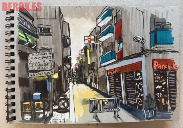 Urban sketch de una calle del casco antiguo de Sitges con el restaurante Panchito, edificios, balcones y señalización urbana realizado con acuarela y tinta.