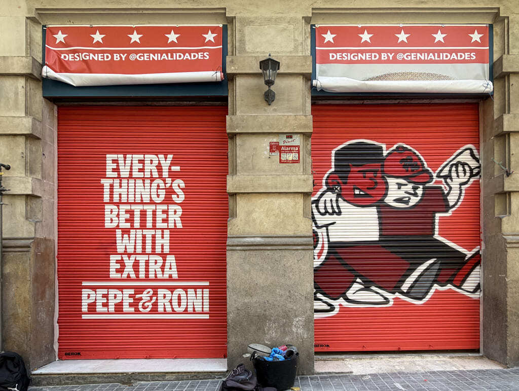 Graffiti para pizzeria Peperoni con dos jovenes paseando y una pizza sobre persianas pintadas