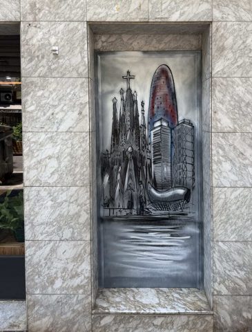 Mural Sagrada Familia Torre Glories Peix dorado y skyline de Barcelona Mural de Barcelona con Sagrada Familia Torre Glories Peix dorado edificios y skyline urbano