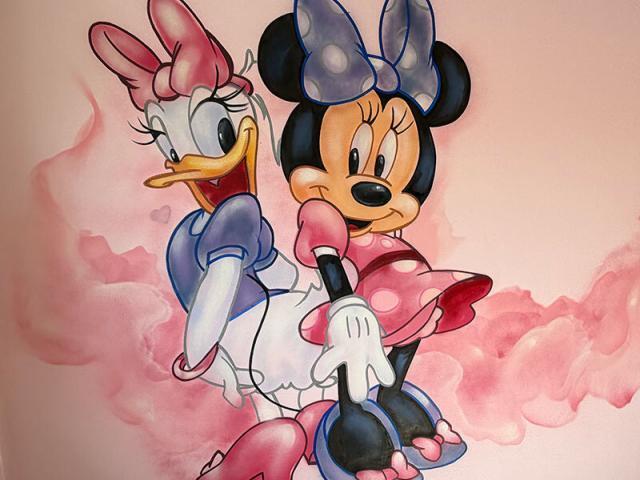 Graffiti infantil de Minnie Mouse y Daisy Duck pintado a mano por Berok