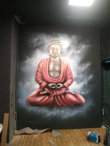 mural-buda-tunica-roja-fondo-negro