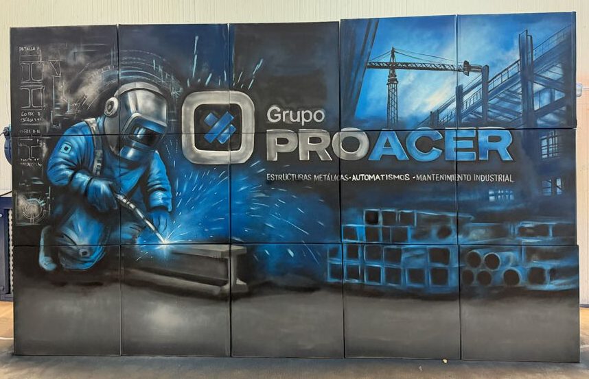 Vista frontal del mural de Grupo Proacer con un soldador, chispas de luz y piezas y estructuras industriales pintadas.