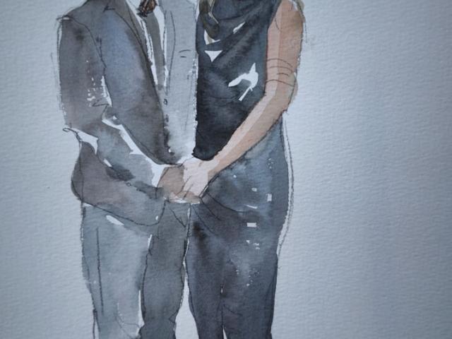 Detalle en papel del retrato de pareja con traje gris Pareja pintada en acuarela de cuerpo entero, con traje gris y vestido azul oscuro, sobre papel claro.