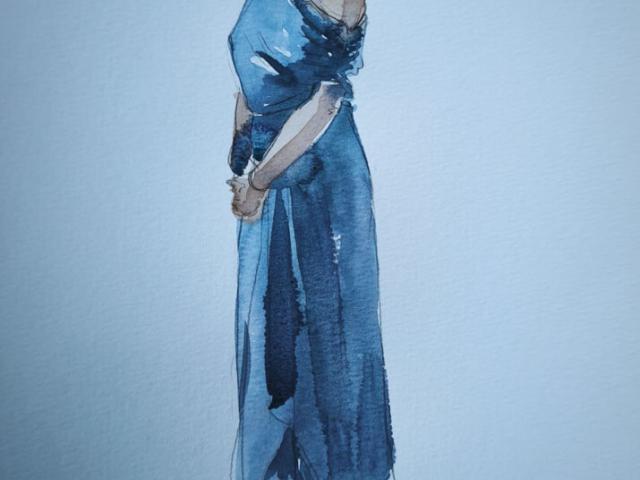 Detalle del retrato en acuarela con vestido azul Vista cercana de una ilustración de mujer con vestido azul largo sobre papel de acuarela texturado.